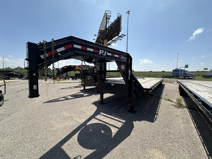 USED 2022 PJ 40′ Flat 30k Tandem Dual Gooseneck with Electric/Hydraulic Brakes & Hutch Suspension image 0