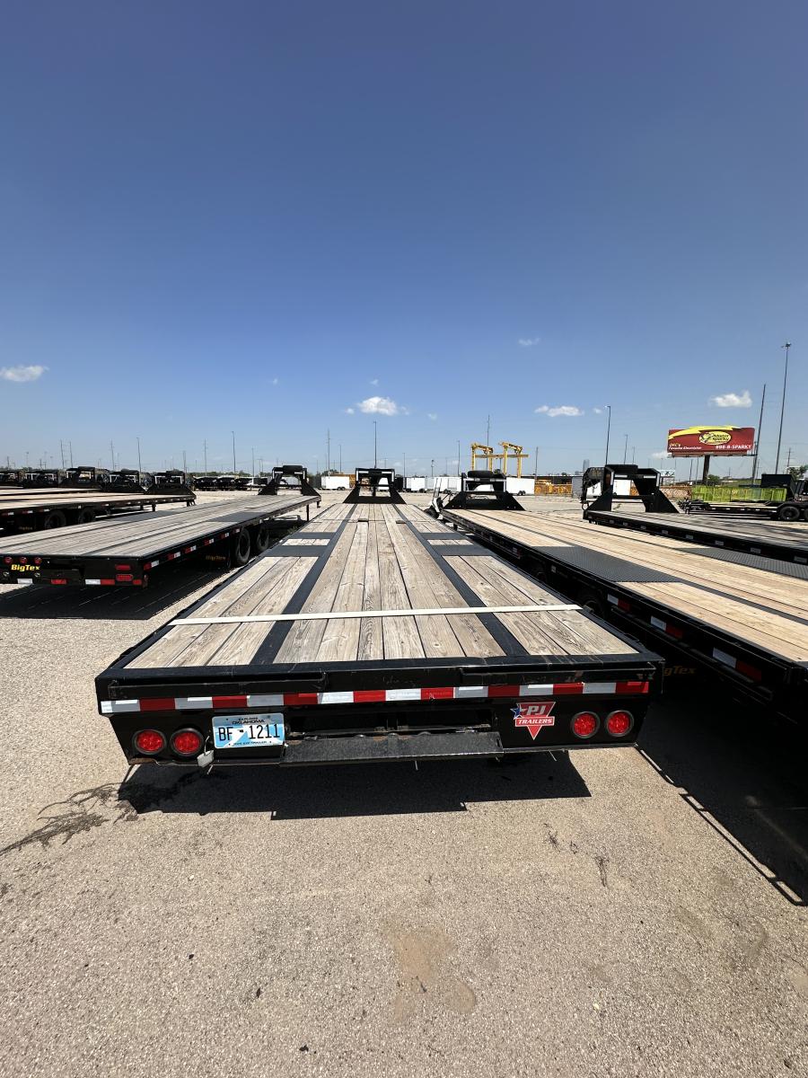 USED 2022 PJ 40′ Flat 30k Tandem Dual Gooseneck with Electric/Hydraulic Brakes & Hutch Suspension image 1