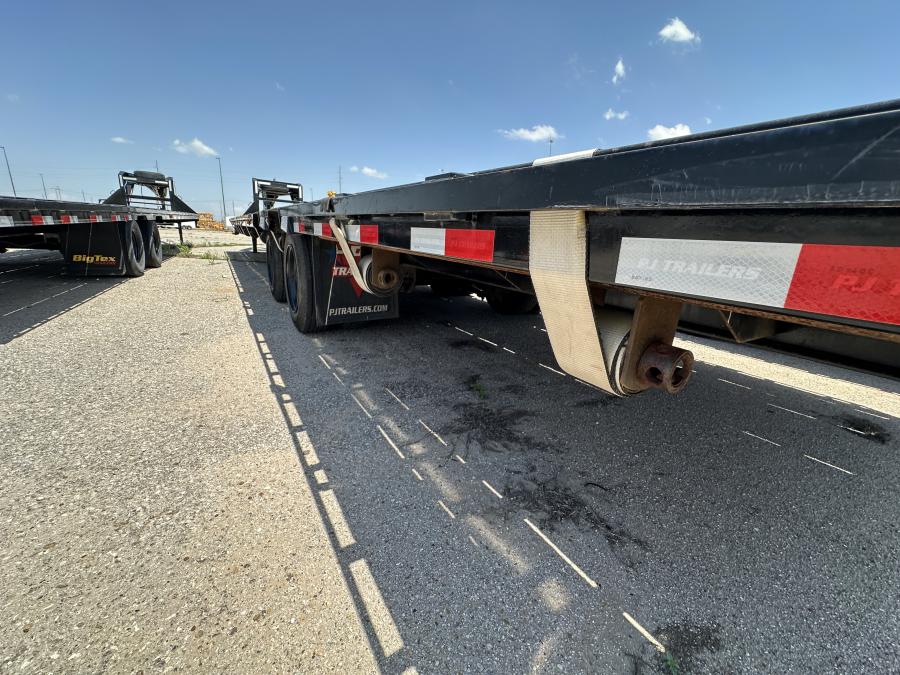 USED 2022 PJ 40′ Flat 30k Tandem Dual Gooseneck with Electric/Hydraulic Brakes & Hutch Suspension image 2