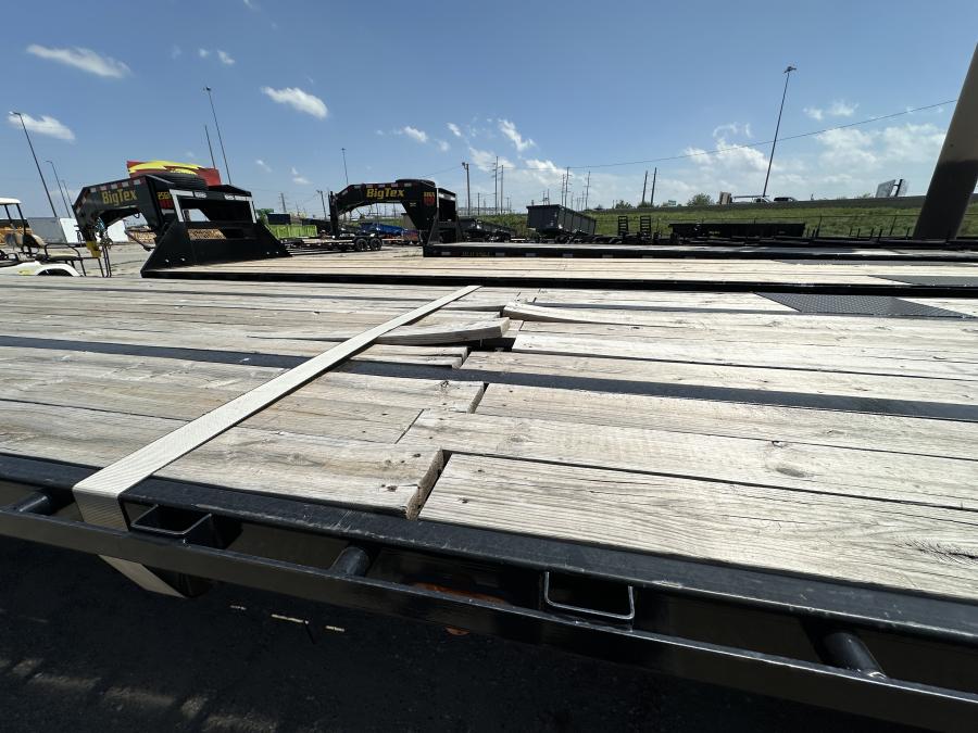 USED 2022 PJ 40′ Flat 30k Tandem Dual Gooseneck with Electric/Hydraulic Brakes & Hutch Suspension image 3
